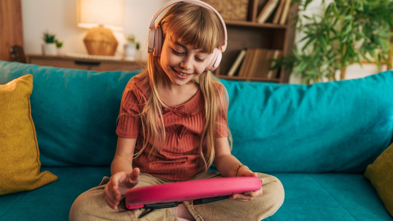 Une jeune fille joue sur une tablette. Crédit photo: milorad kravic/Getty Images