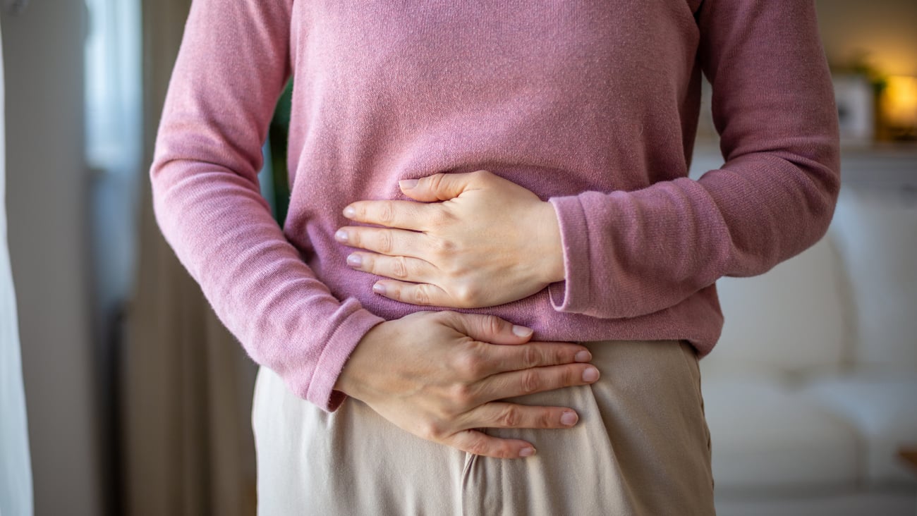 Une femme se tient le ventre. Crédit photo: draganab/Getty Images