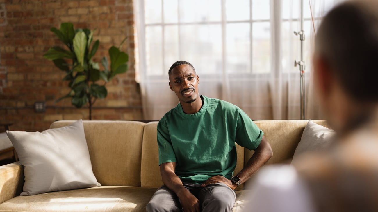 Un homme en session de psychothérapie. Crédit photo: Ivan Pantic/Getty Images