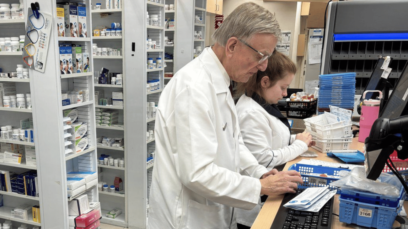 Réal Lavoie revêt son sarrau en moyenne 20 heures par semaine. (Photo: Le Soleil – Marie-Josée Bétournay)