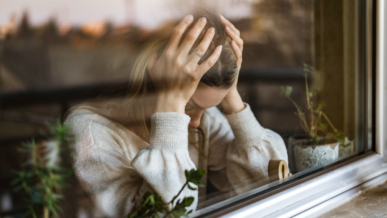 Jeune femme en dépression. Crédit photo: SanyaSM