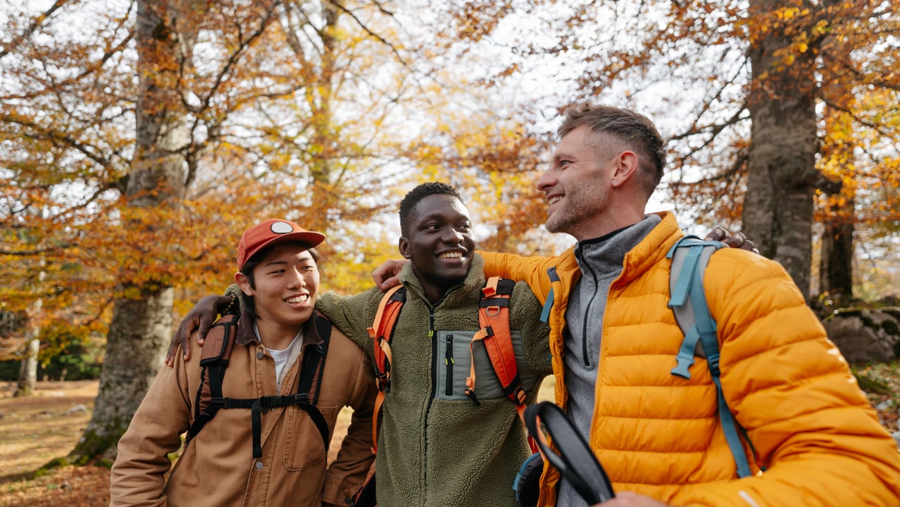 Groupe d'hommes en randonnée. Crédit photo: AleksandarNakic/Getty Images