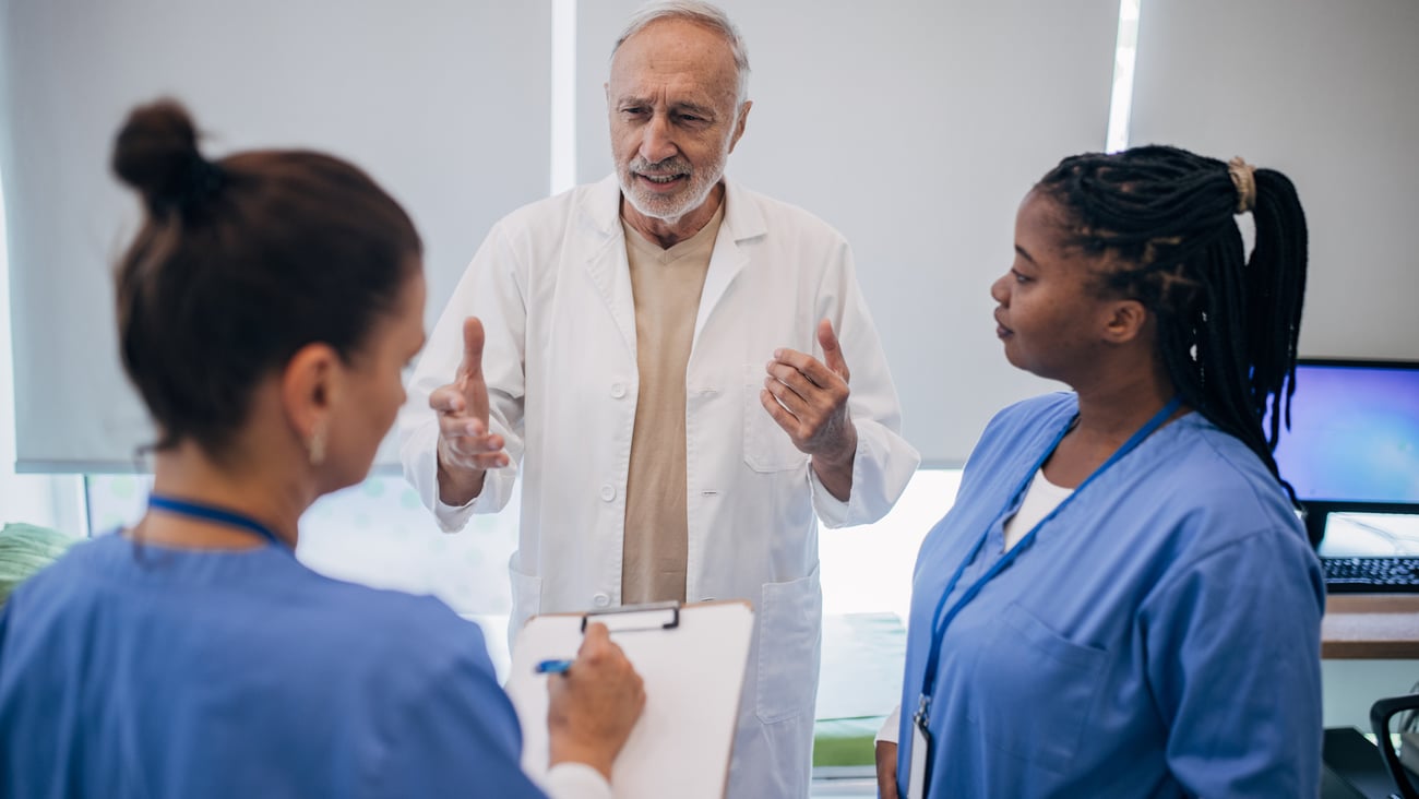 Medecin avec infirmières