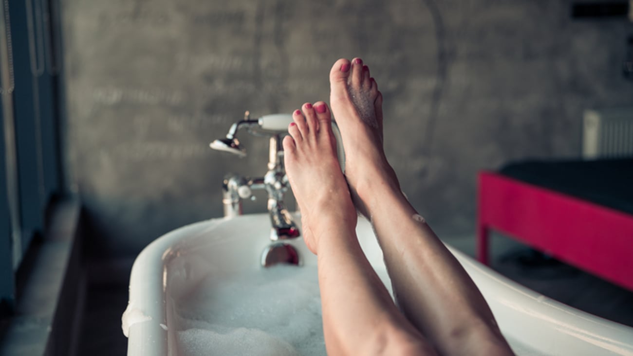 Une femme prend un bain.