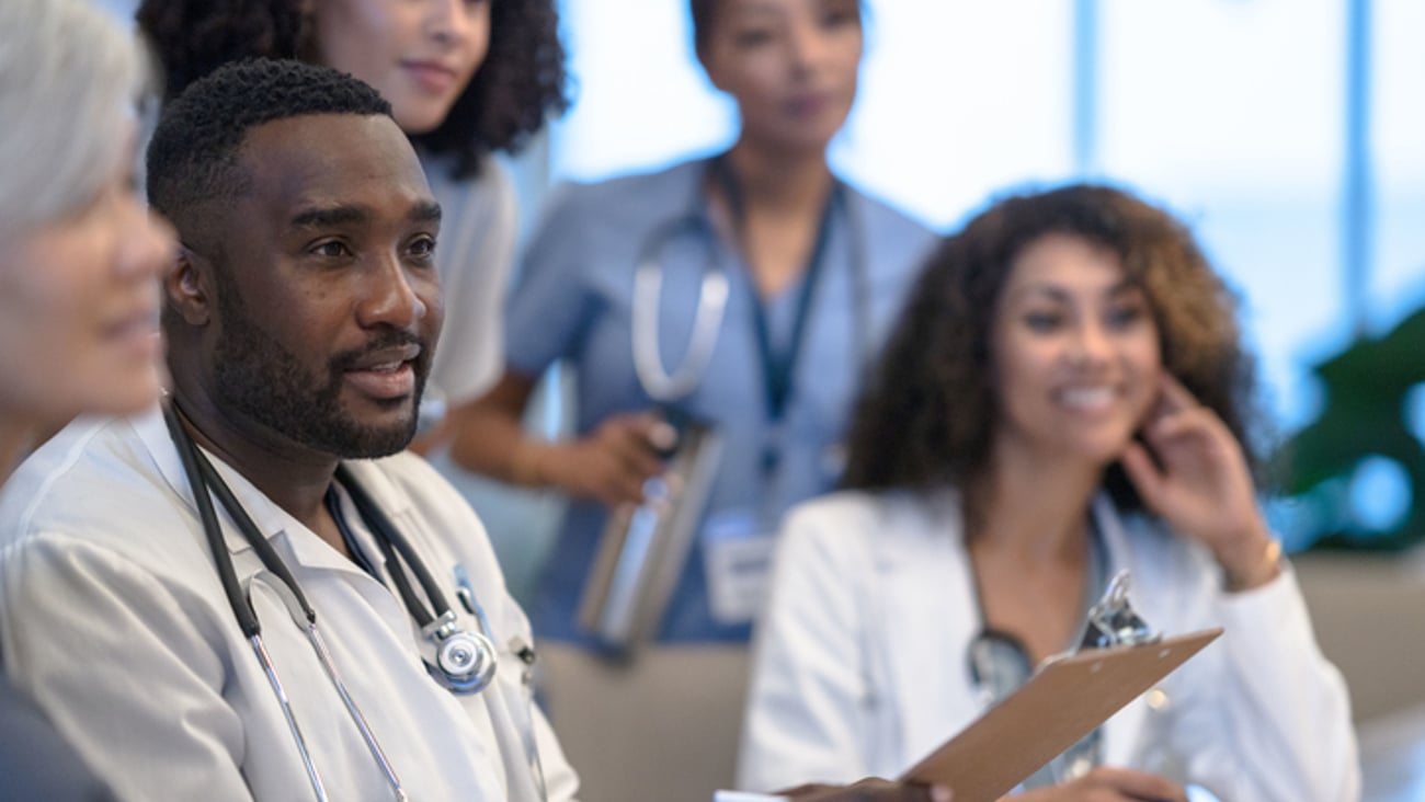 Un groupe de médecins d'origines ethniques diverses.