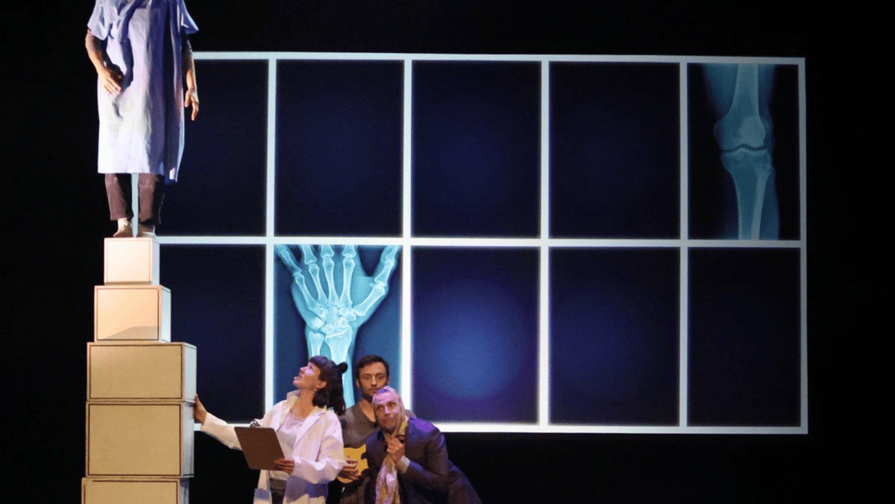 Le spectacle Urgences rurales 360 est présenté par la compagnie de cirque Les 7 doigts de la main.