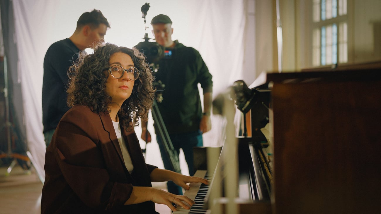 La pianiste-compositrice Alexandra Stréliski. Crédit photo: Simon Beaumier