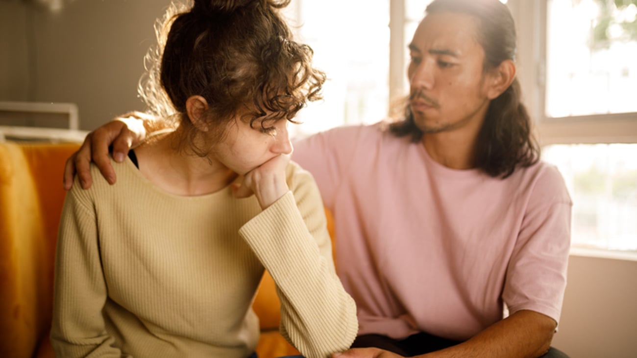 Une femme stressée, anxieuse ou en deuil a le soutien de son conjoint ou d'un ami faisant partie de son réseau.