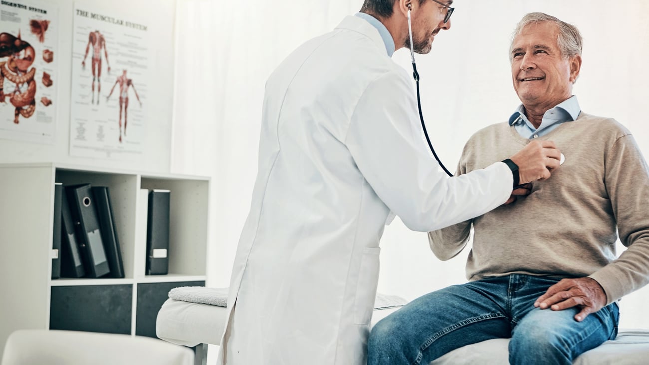 Médecin ausculte un patient âgé avec son stéthoscope.