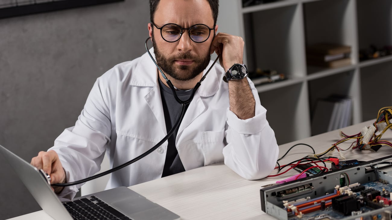 Medecin qui ausculte un ordinateur