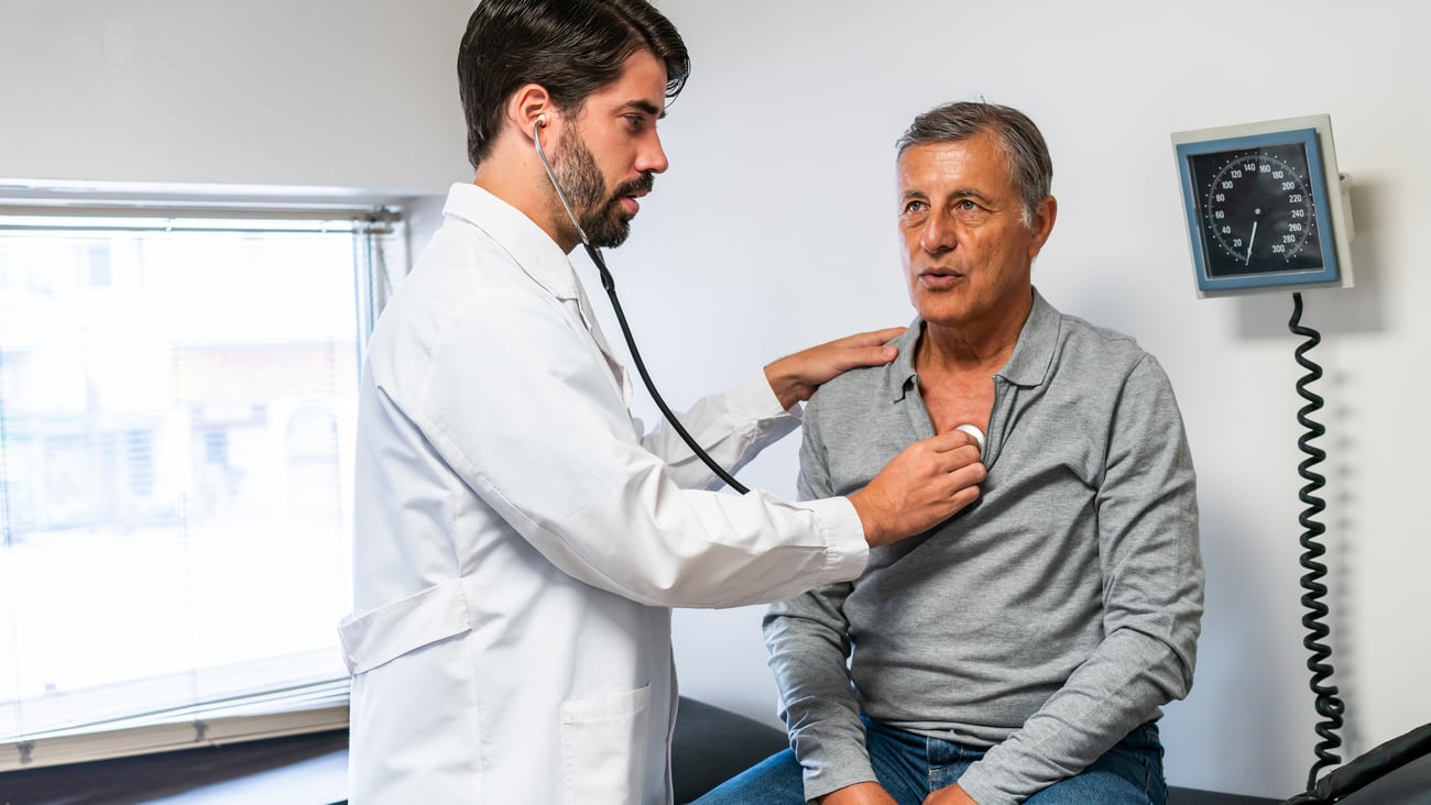 Medecin qui ausculte un patient