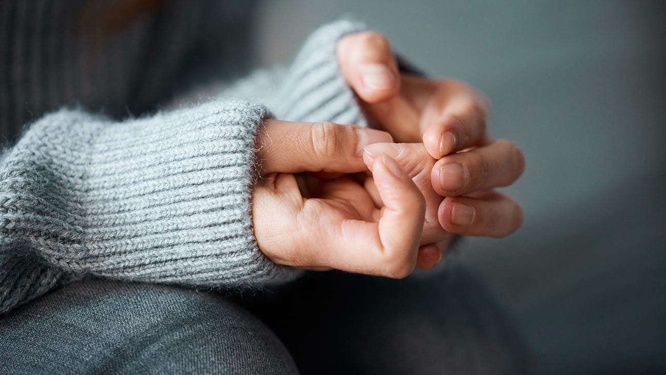 Mains d'une personne anxieuse