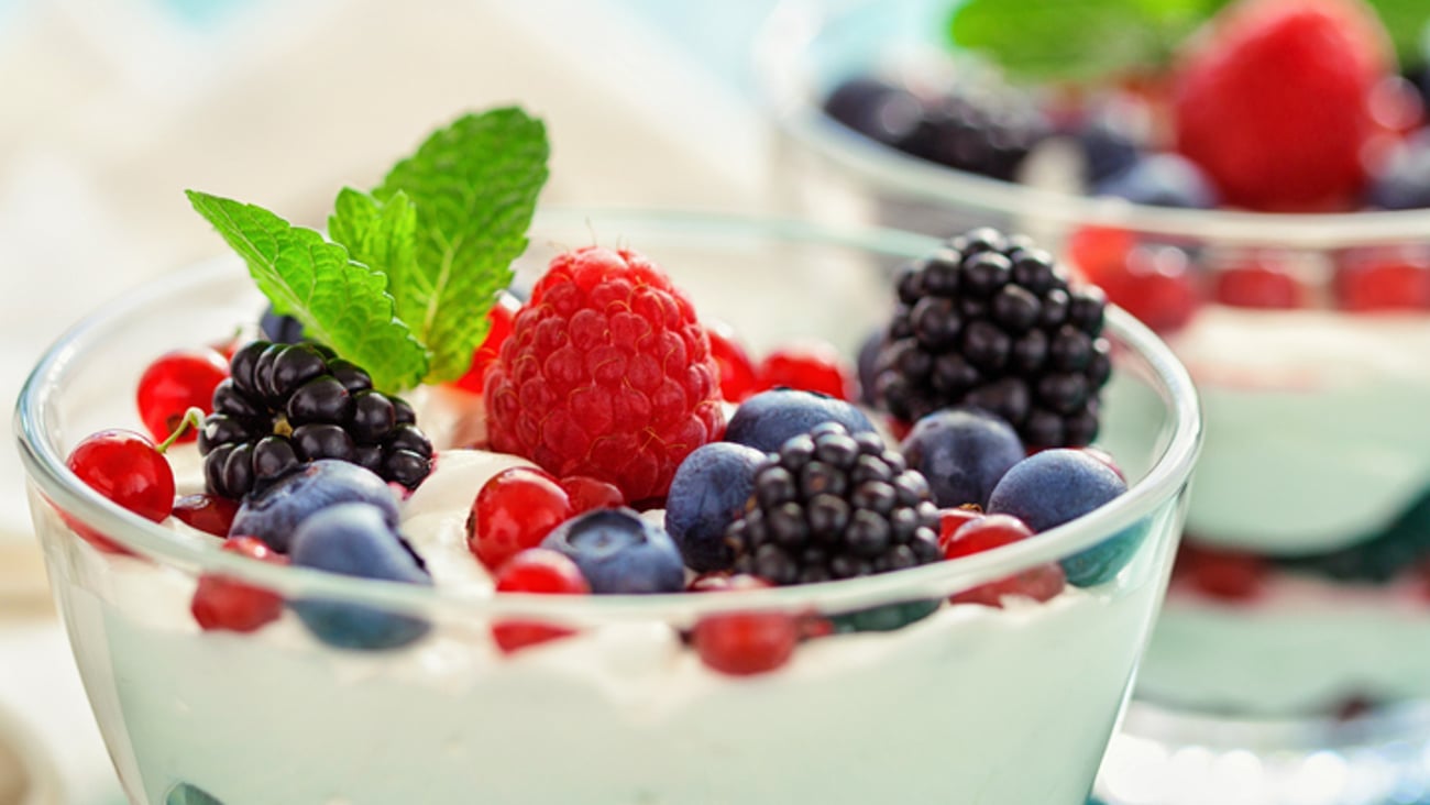 Un yougourt santé au déjeuner, avec des petits fruits (baies).