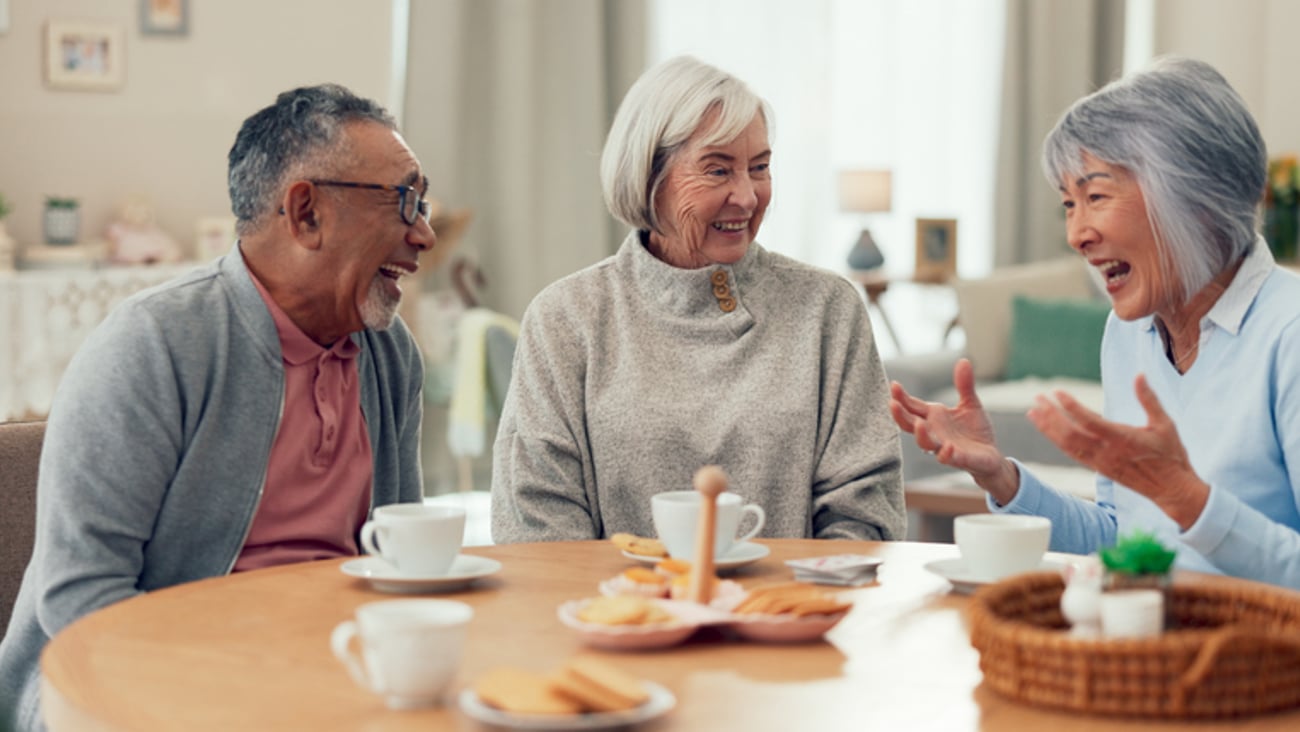 Des aînés sont en train de discuter autours d'une table.