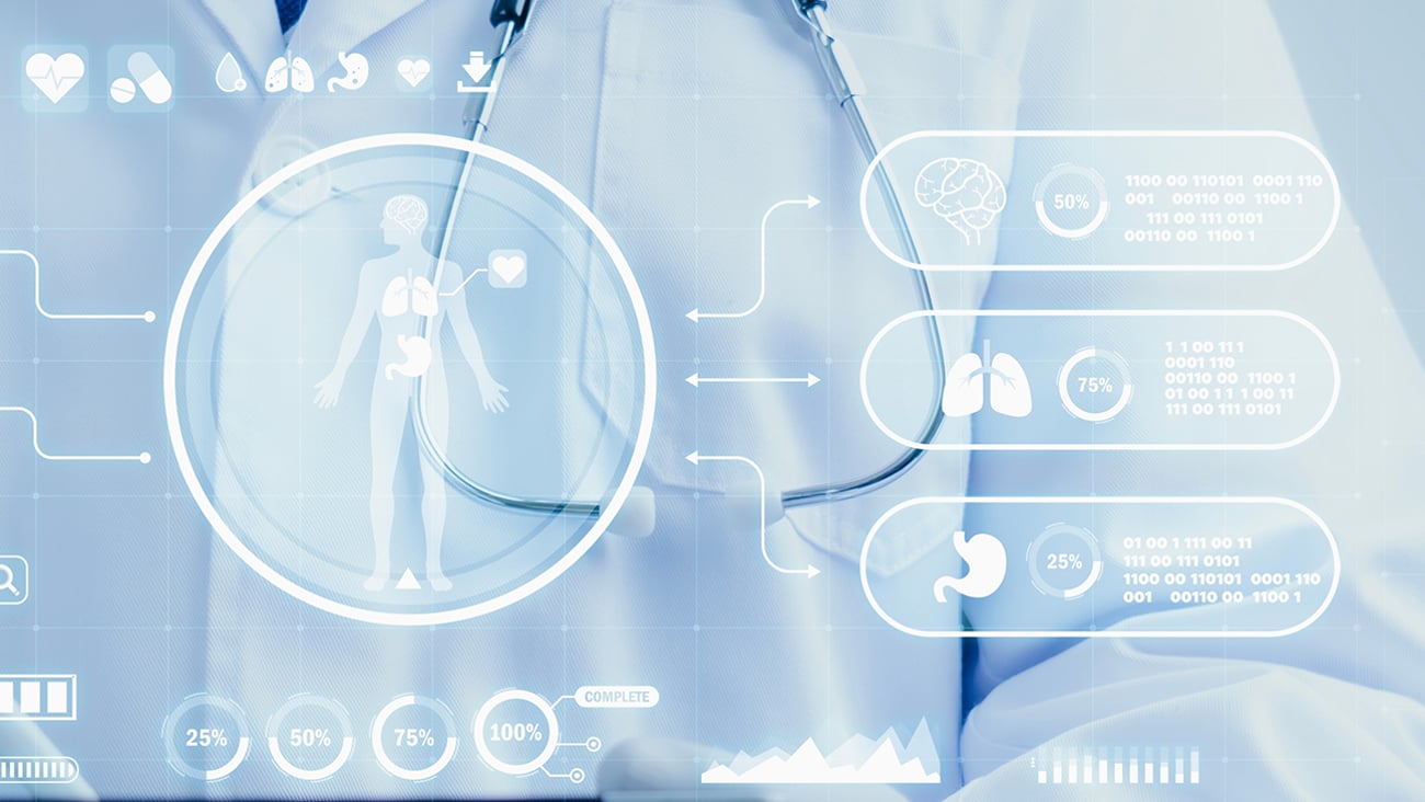 Médecin travaillant sur une tablette