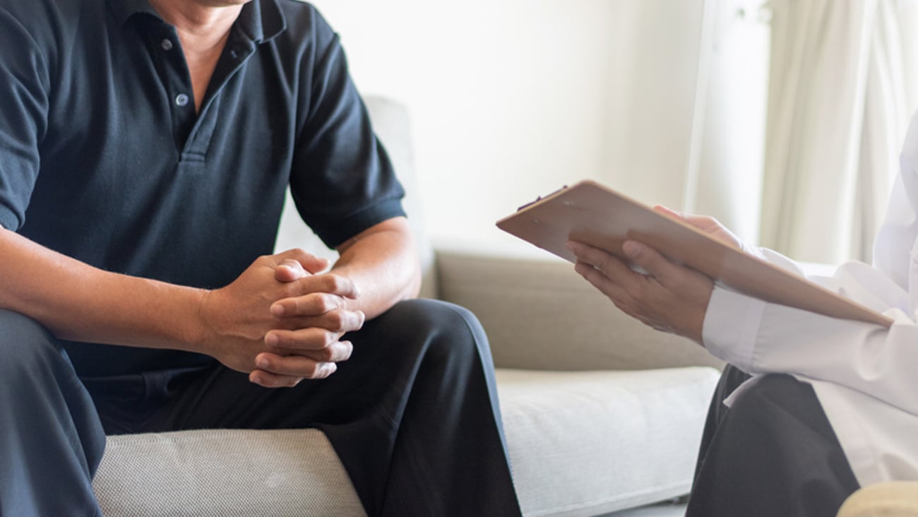 Un homme en consultation discute d'un problème de santé gênant, comme la dysfonction érectile.