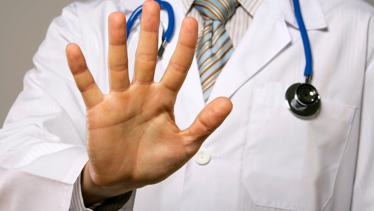 Médecin qui dit non avec sa main