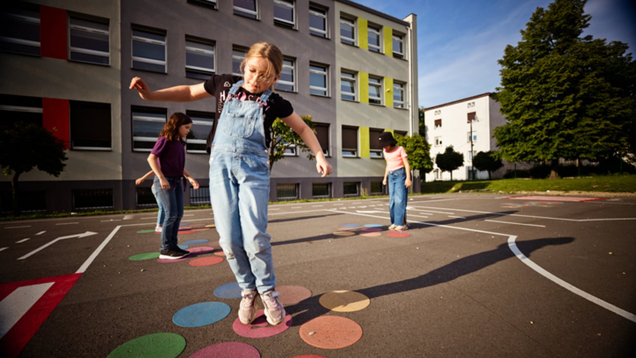 Des enfants s'amusent durant la récréation.