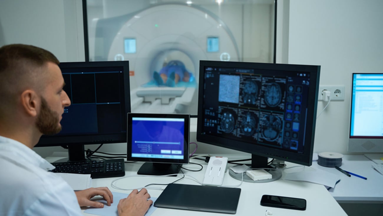 Un technologue en imagerie médicale