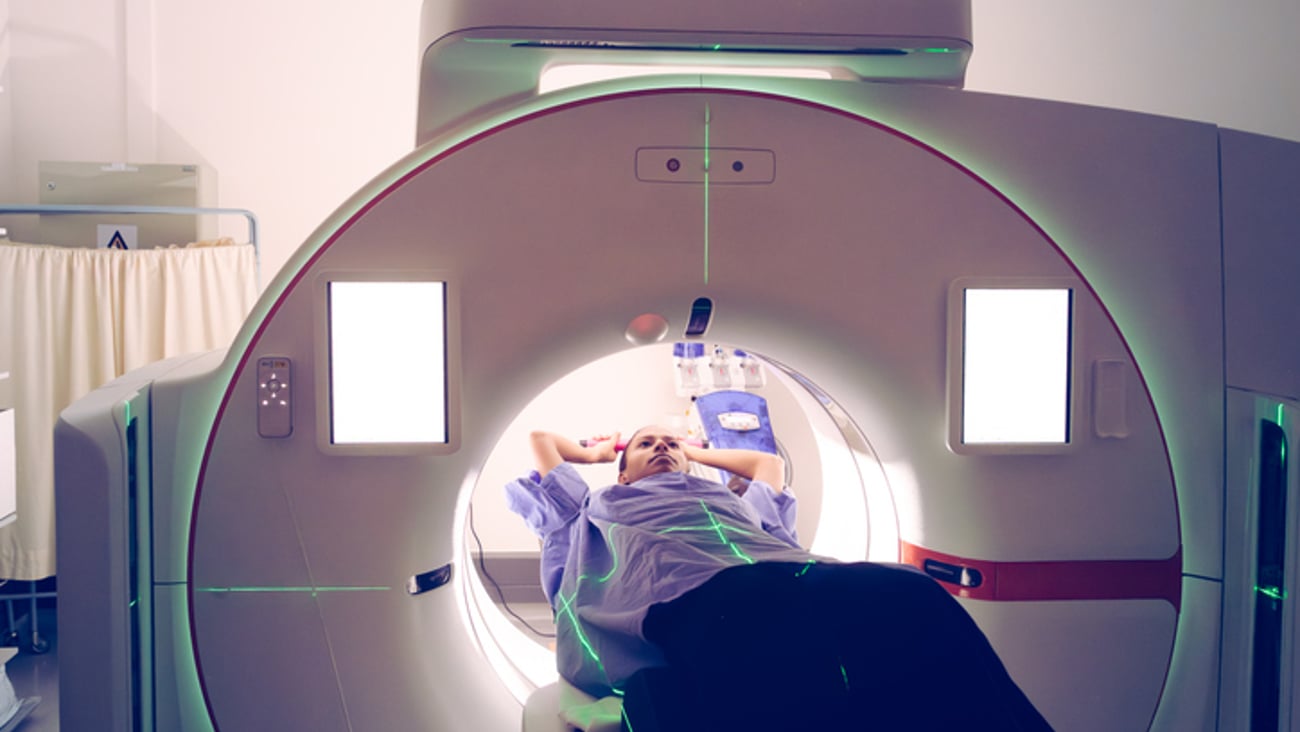 Un patient passe une tomodensitométrie à l'hôpital.