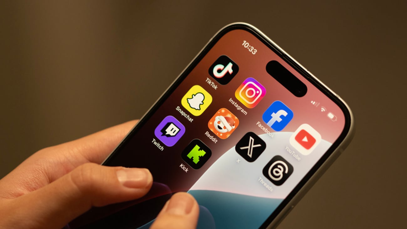 Un ado consulte son cellulaire