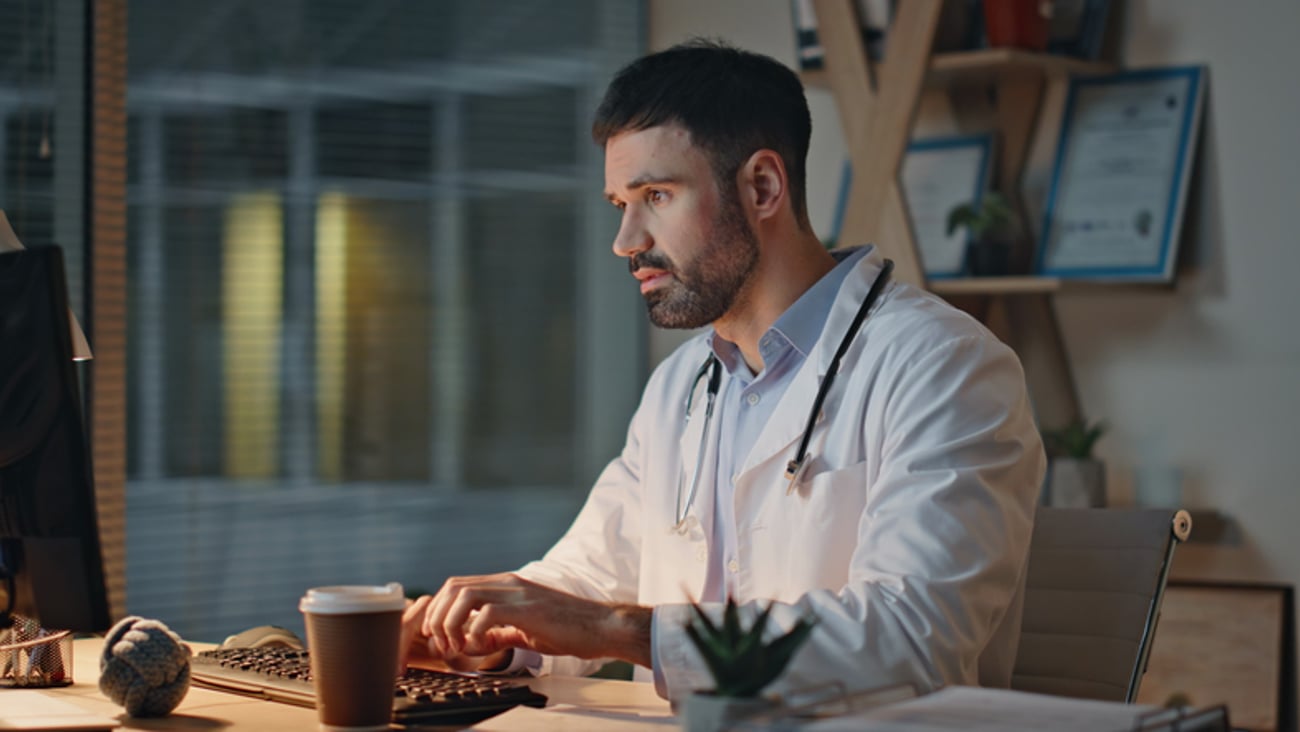 Un médecin boit un café durant un quart de nuit, pour ne pas être fatigué.