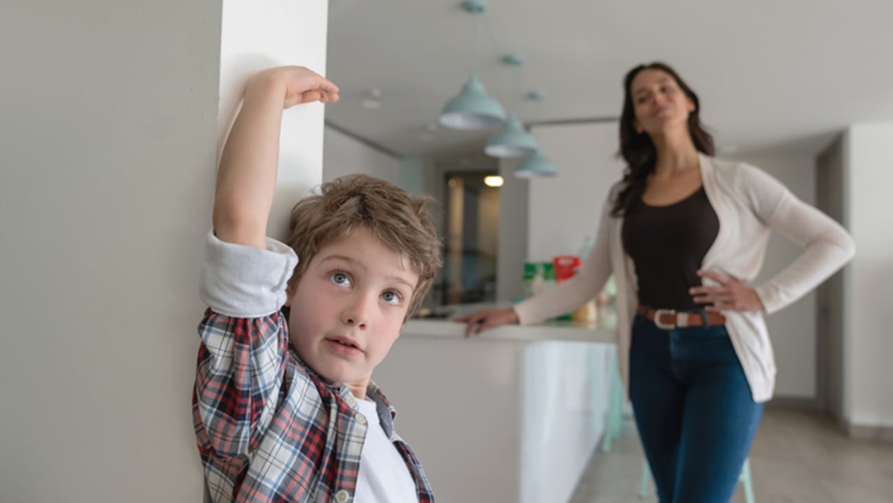 Un enfant dit un petit mensonge, son parent sourit.