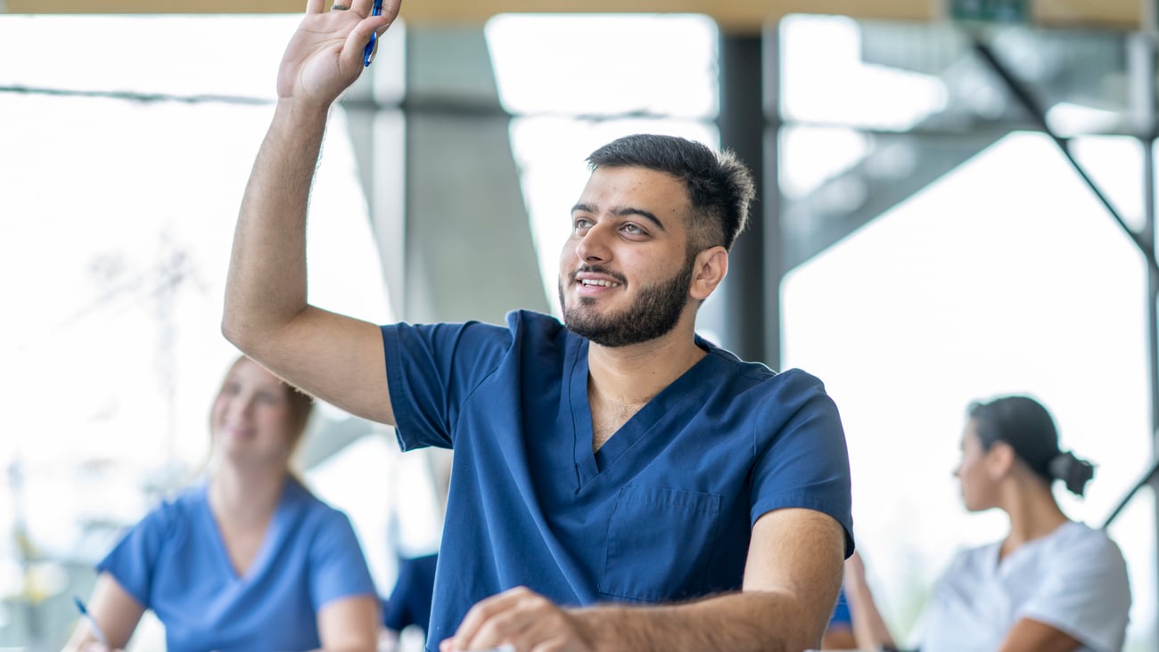 Etudiant en médecine qui lève la main