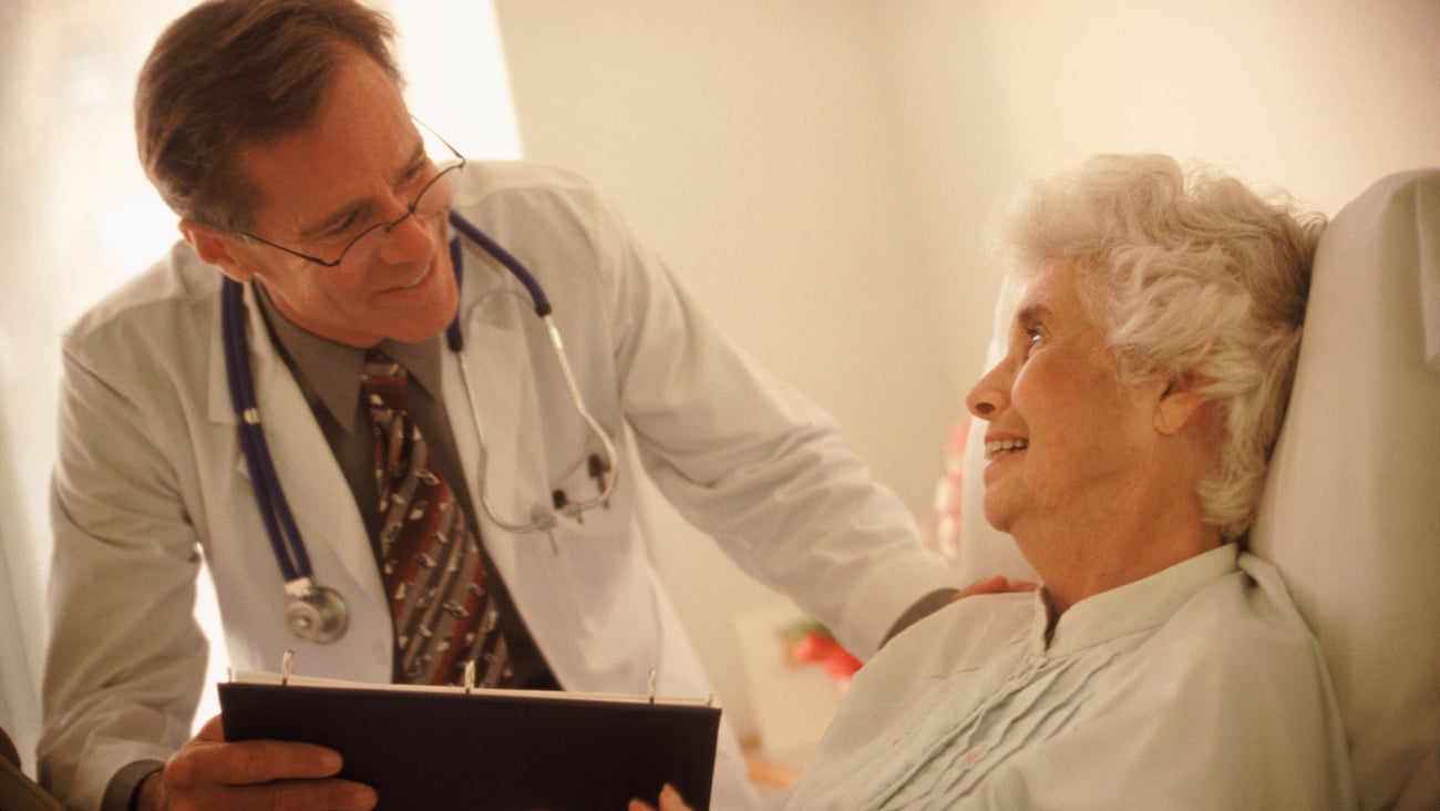 Médecin au chevet d'une patiente âgée