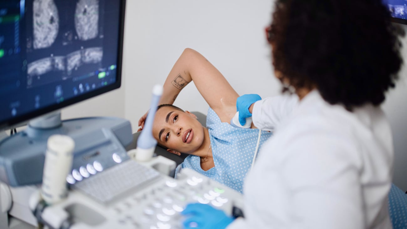 Une médecin fait une échographie du sein à une patiente 