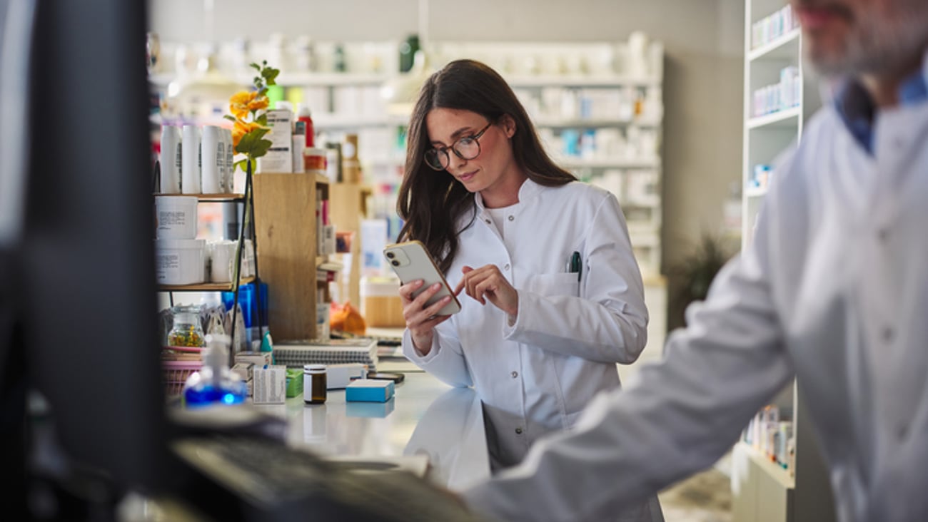 Une pharmacienne sur son téléphone