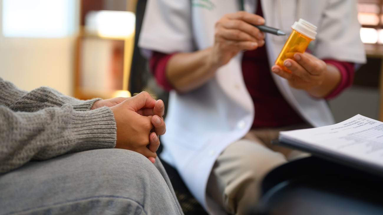 Medecin explique medication à un patient