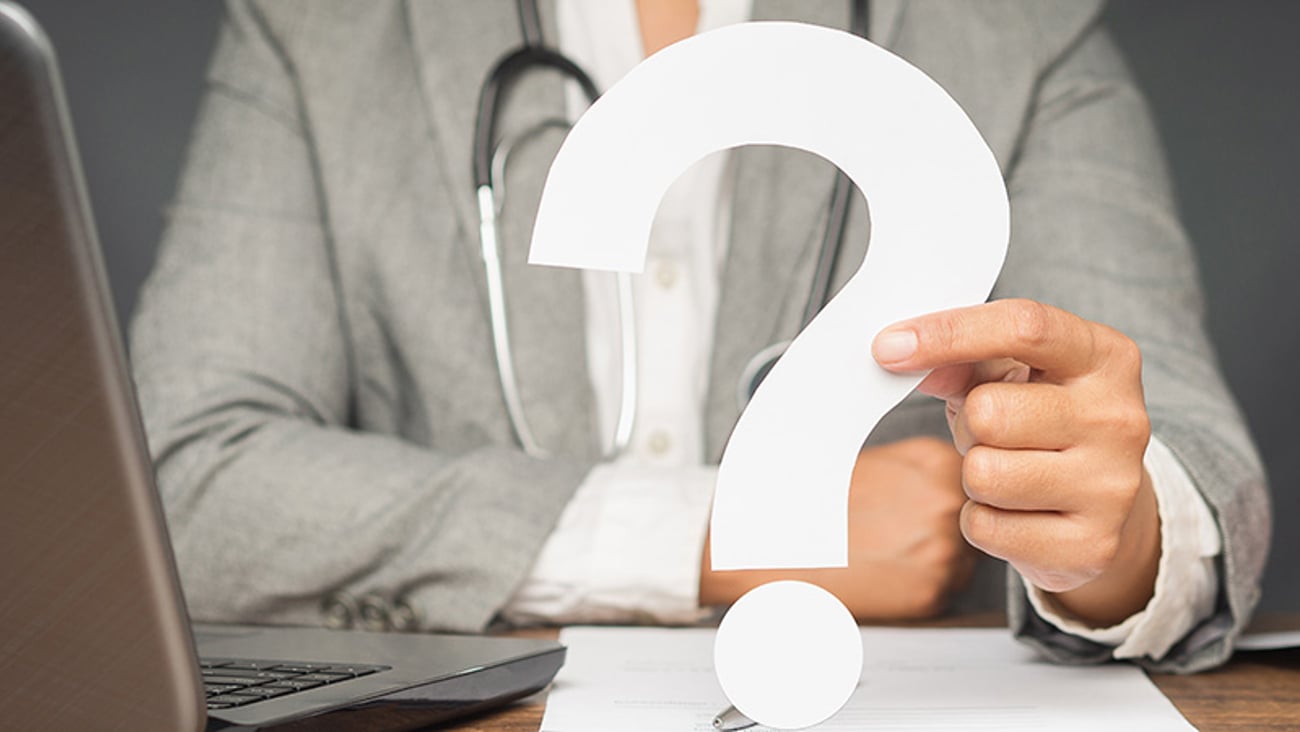Point d'interrogation tenu par un médecin