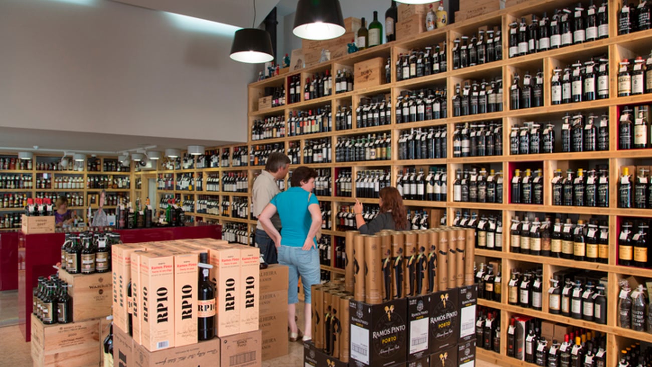 Des clients se font conseiller pour l'achat de vin.