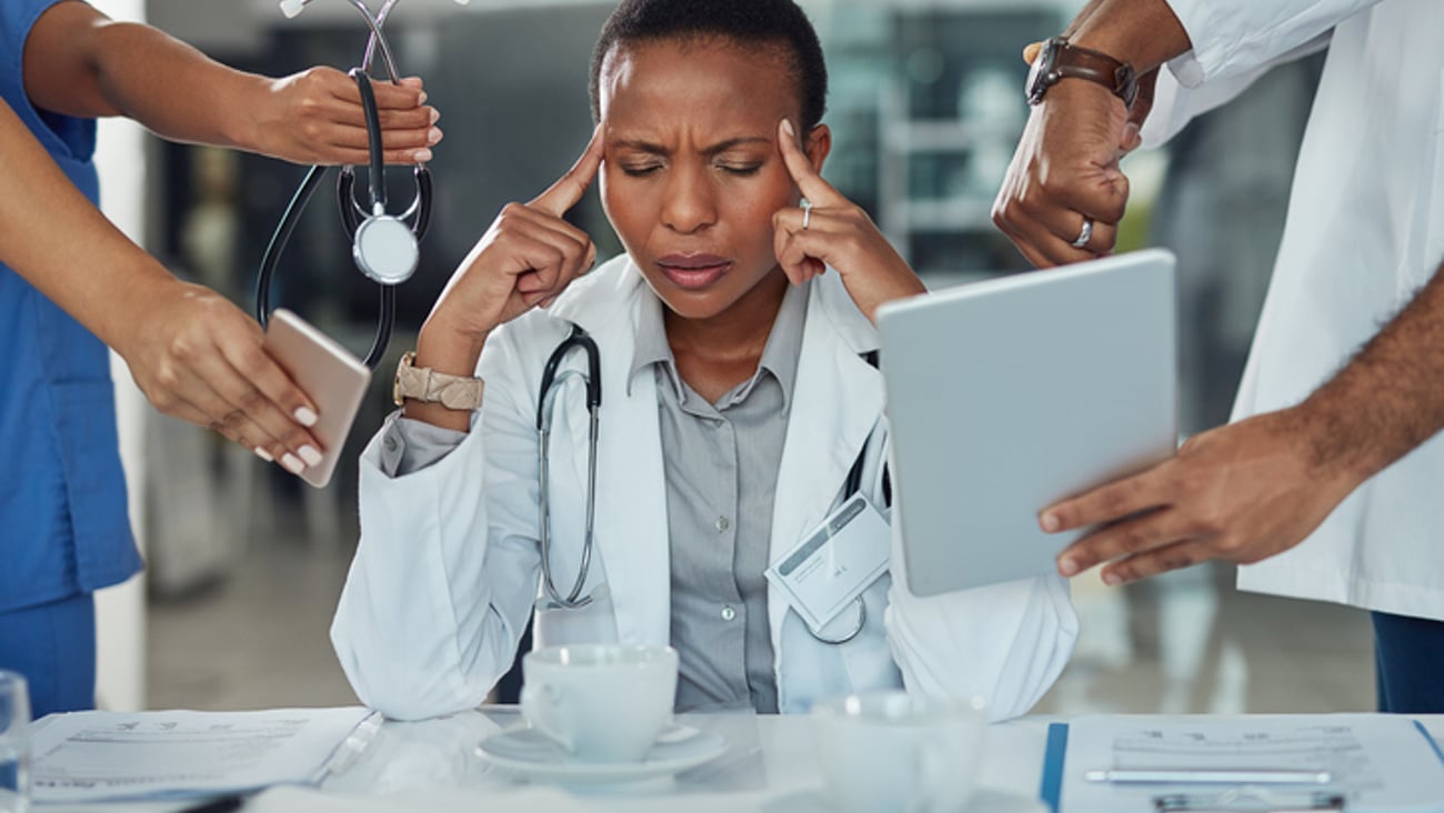Une médecin fait face à une surcharge de travail susceptible de la mener à de l'épuisement professionnel (burnout).