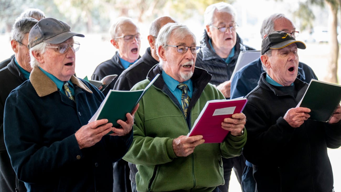 Personnes âgées qui chantent