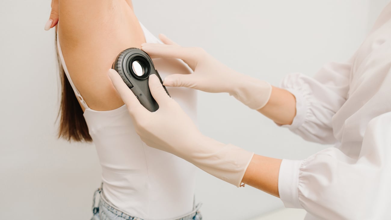 Dermatologue utilisant un dermascope