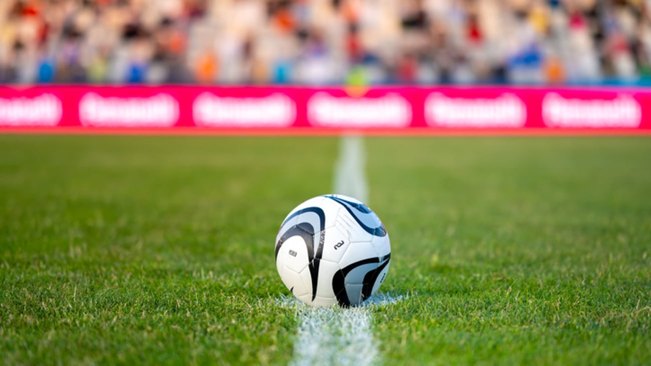 Un ballon de soccer sur un terrain