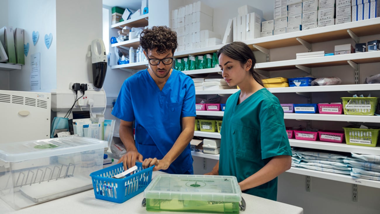 Un pharmacien indique à une étudiante en pharmacie la marche à suivre pour les paniers.