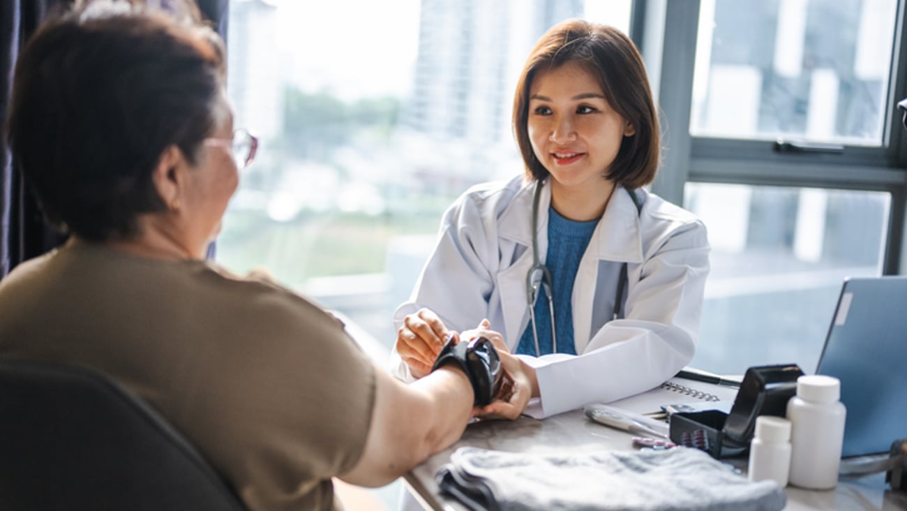 Une médecin asiatique et sa patiente asiatique