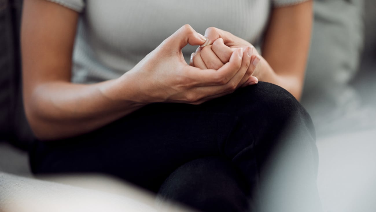 Les mains d'une femme atteinte de troubles obsessionnels-compulsifs (TOC)