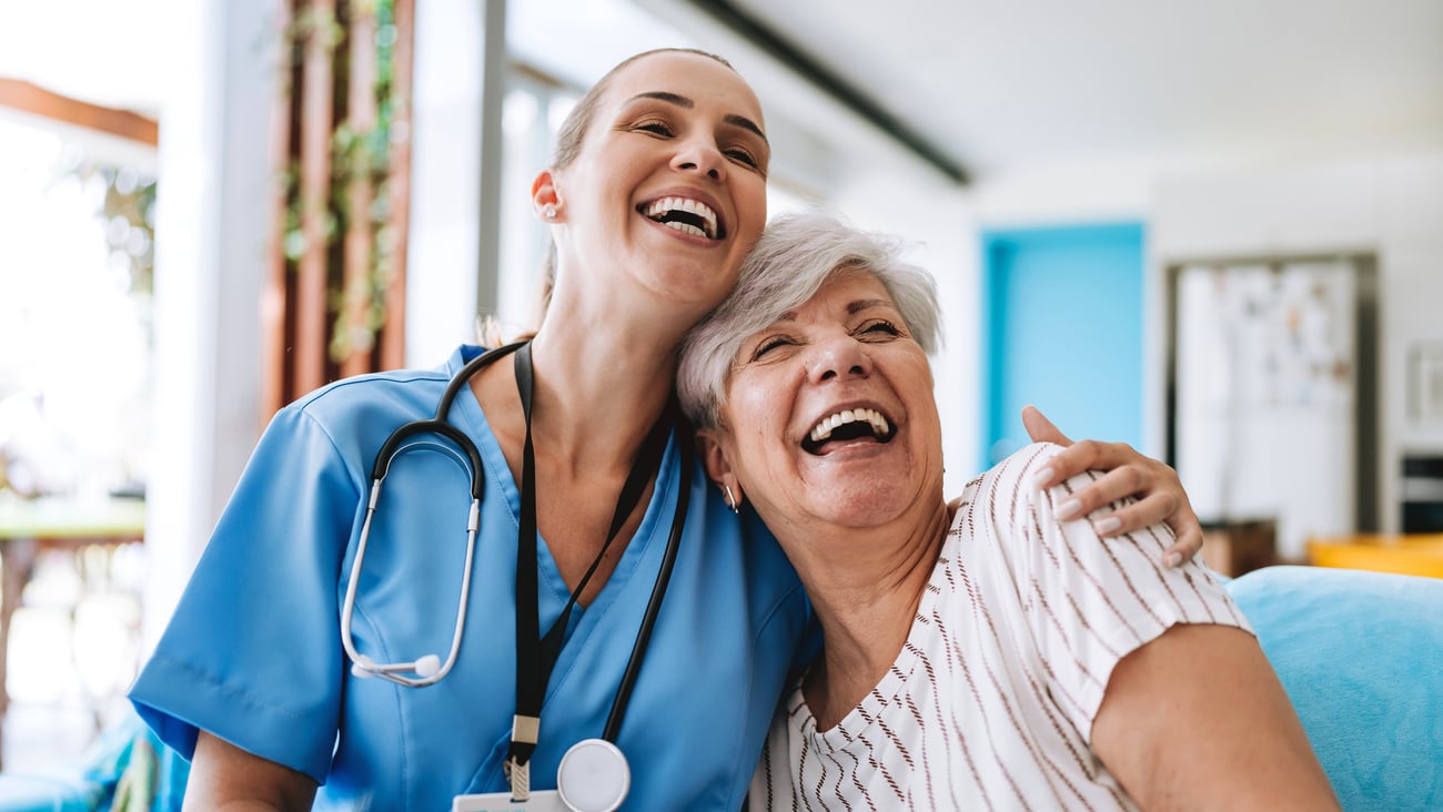 Médecin et patient heureux