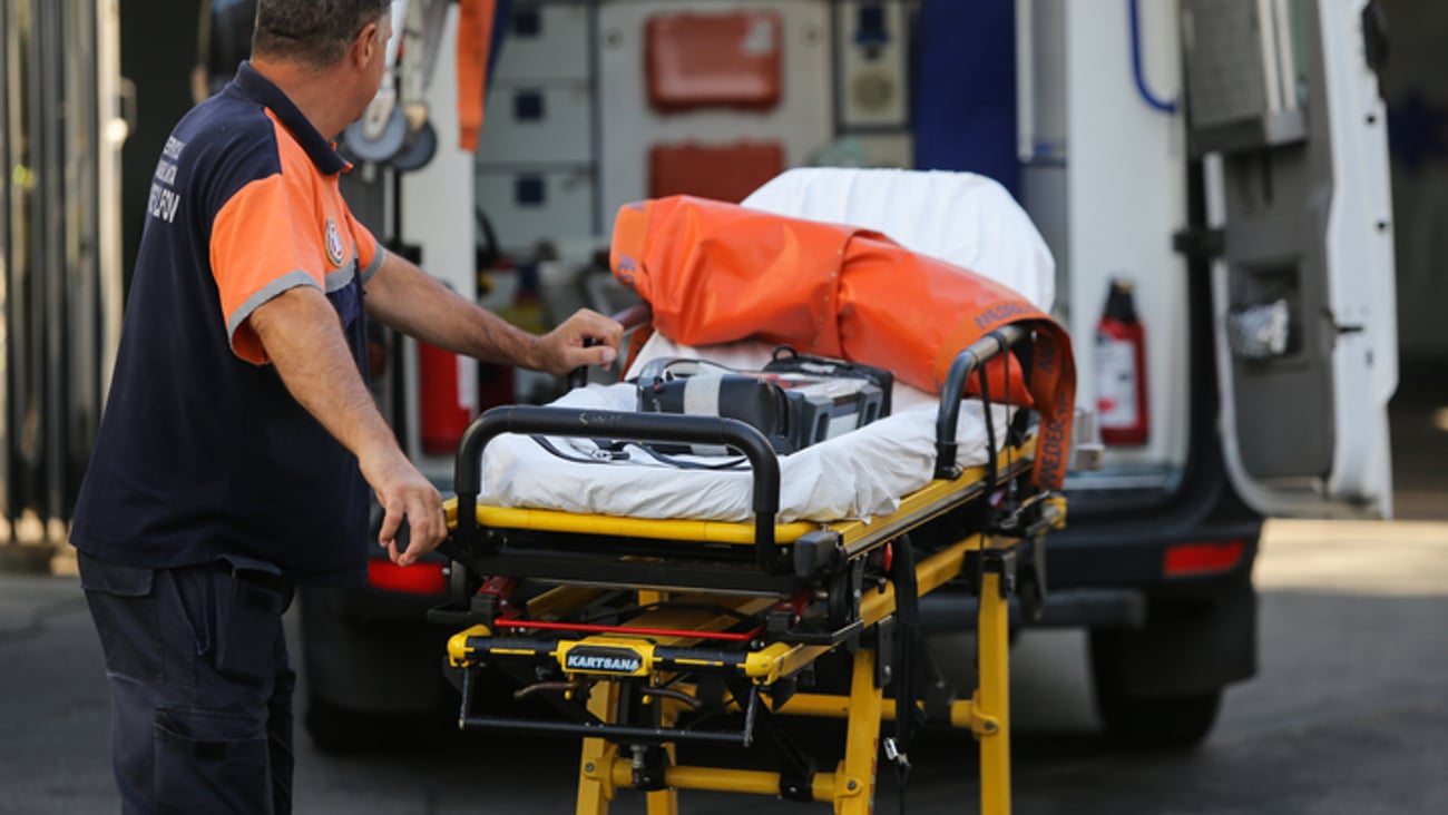 Urgentiste sortant un brancard