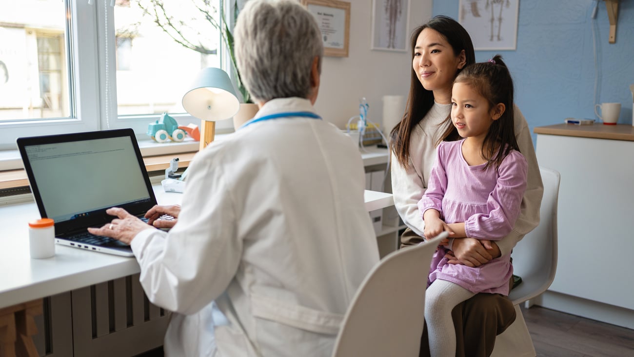 Consultation médecin ordinateur pédiatrie