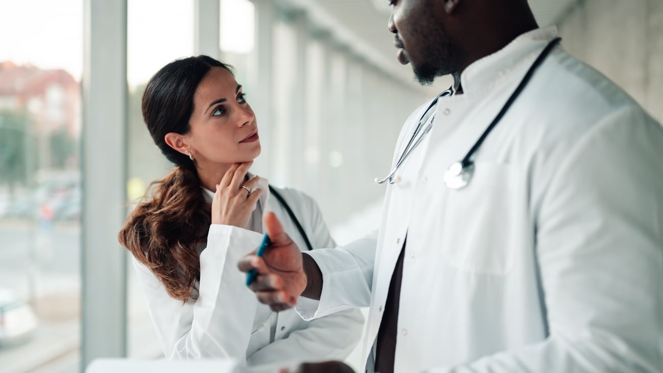 Deux médecins en train de parler