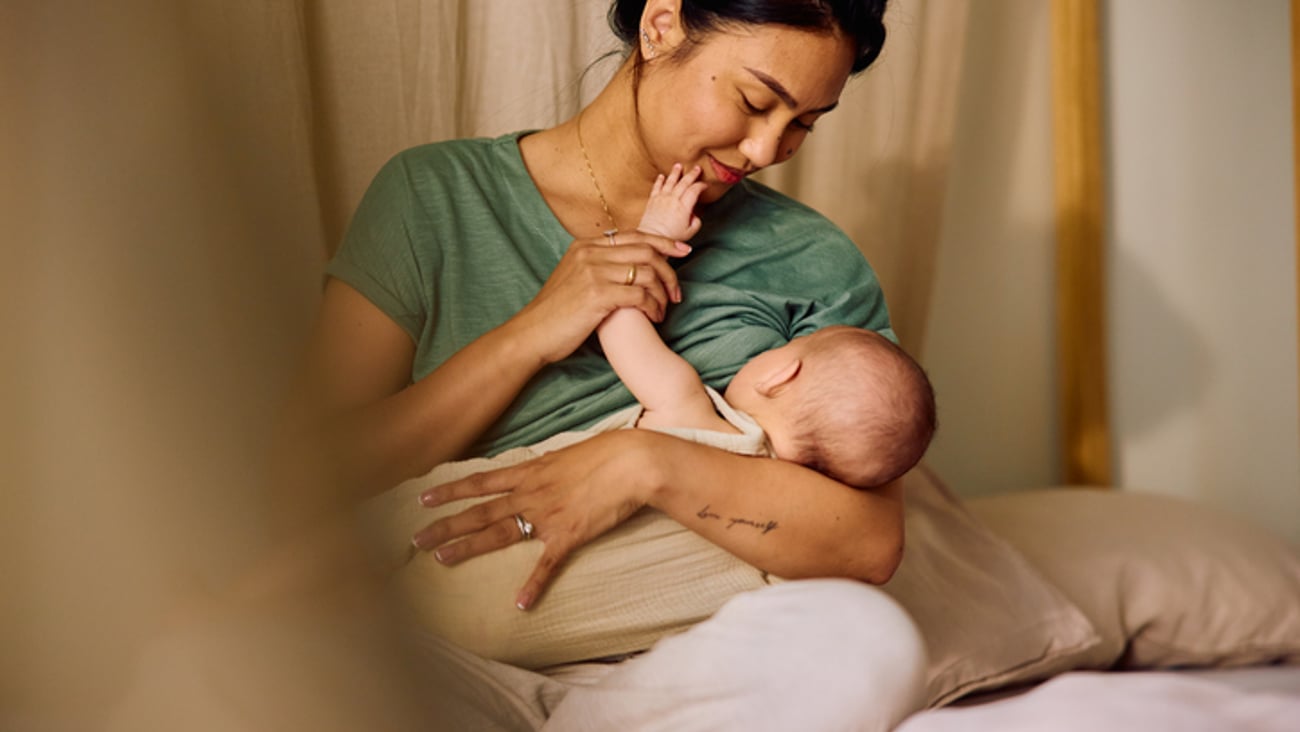 Une mère allaite son bébé