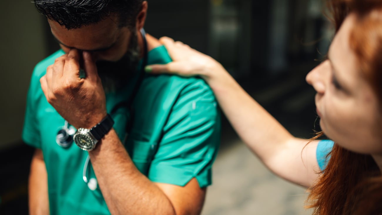 Médecin qui supporte un collègue