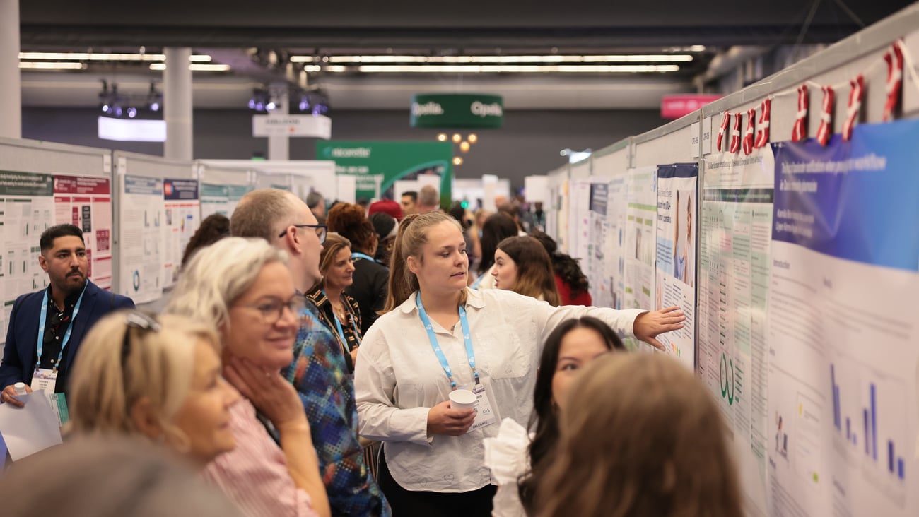 La foule devant les posters du Congrès de la FIP 2026. (Crédit: FIP)