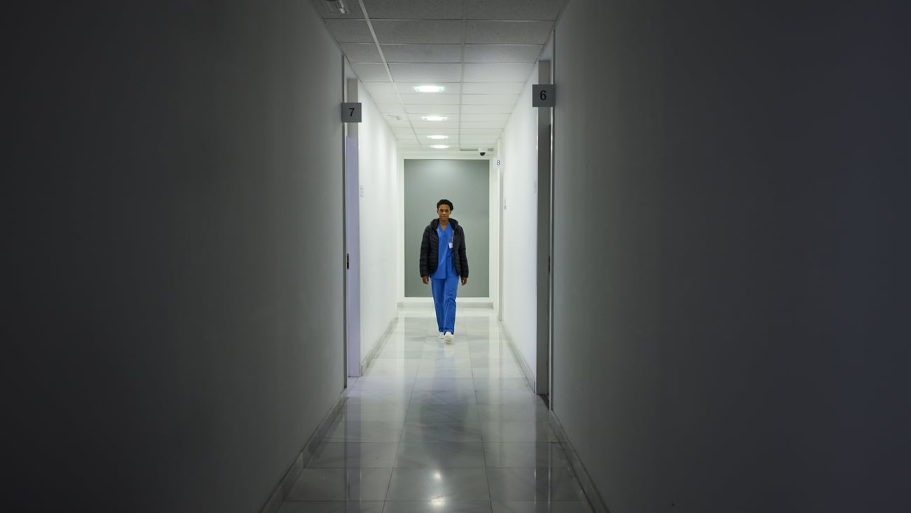 Médecin dans un couloir sombre d'hôpital