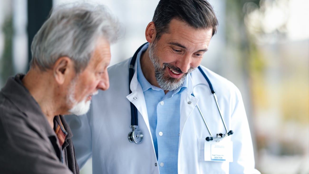 Médecin en consultation avec un patient
